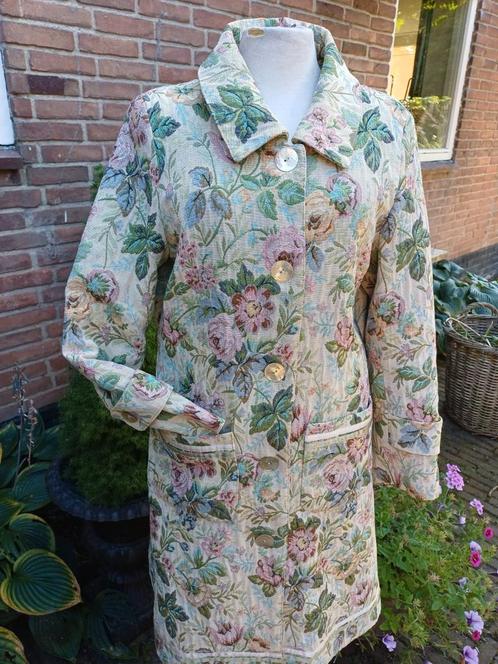 Handgemaakte Jas Gobelin Bloemen Maat M 40 vintage style, Kleding | Dames, Jassen | Zomer, Zo goed als nieuw, Maat 38/40 (M), Overige kleuren