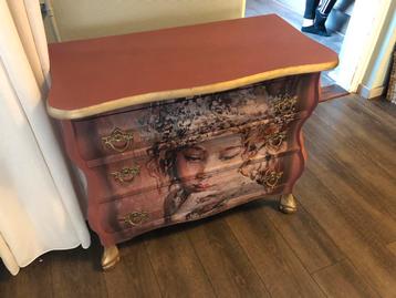 Mooie vintage buikkast met uniek design beschikbaar voor biedingen