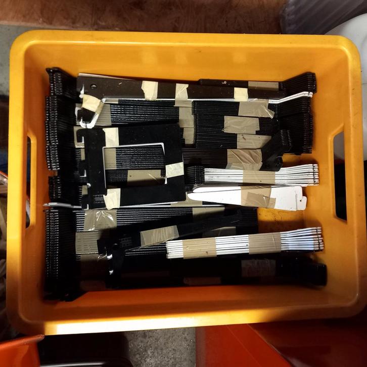 Plankdragers cq schappendragers en rails. Veel. Ook planken, Doe-het-zelf en Verbouw, Metalen, Ophalen