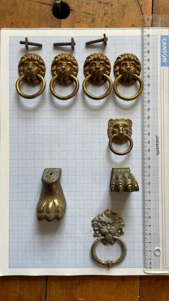 Kleine messing LEEUWEN haakjes. Leeuw knopje haakje greepje, Antiek en Kunst, Curiosa en Brocante, Ophalen of Verzenden