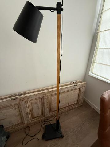 Prachtige stevige staande lamp hout met zwart De Troubadour beschikbaar voor biedingen
