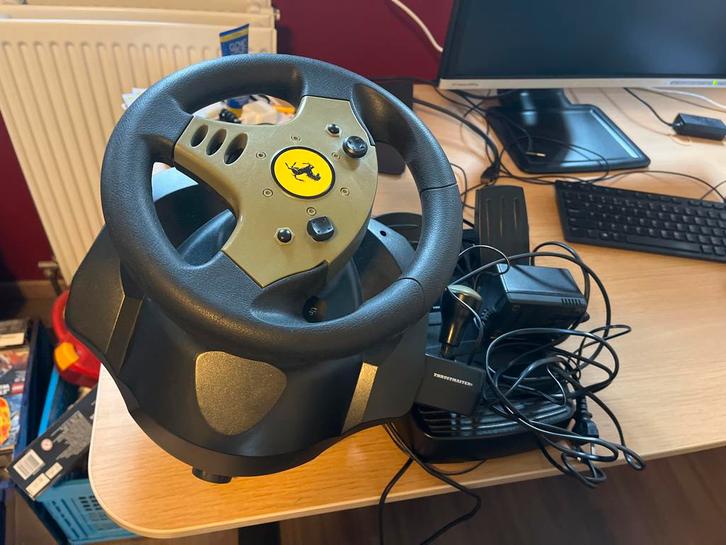 Thrustmaster Force Feedback Racestuur - Windows 98, Spelcomputers en Games, Spelcomputers | Xbox | Accessoires, Gebruikt, Stuurtje of Sportattribuut