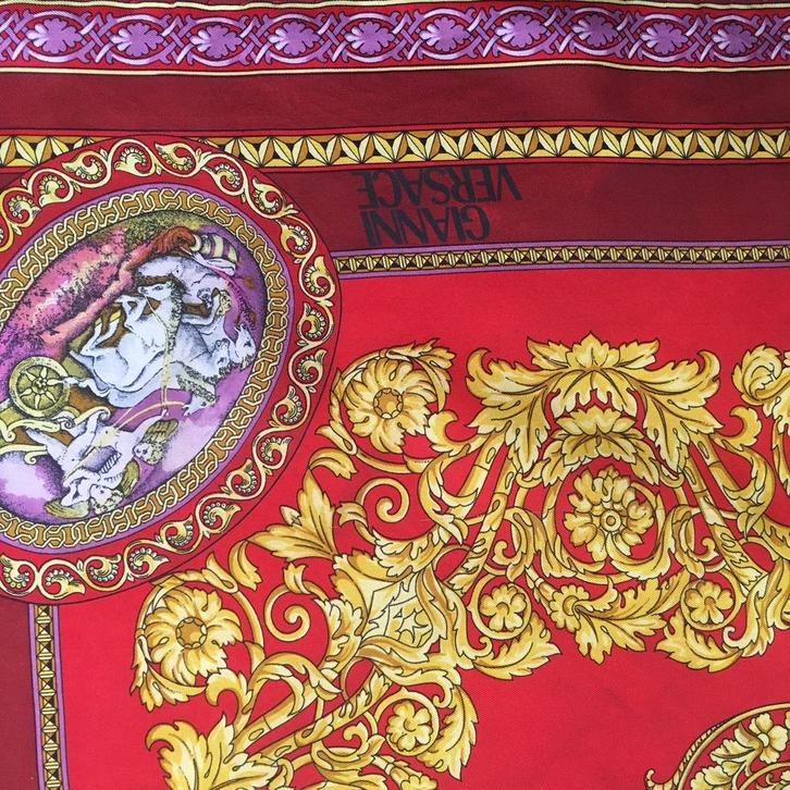 Mooie zijden carre van Gianni Versace., Kleding | Dames, Mutsen, Sjaals en Handschoenen, Zo goed als nieuw, Sjaal, Maat 46/48 (XL) of groter