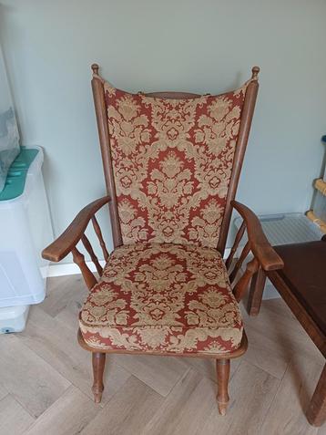 Ouderwetse stoel met armleuning beschikbaar voor biedingen