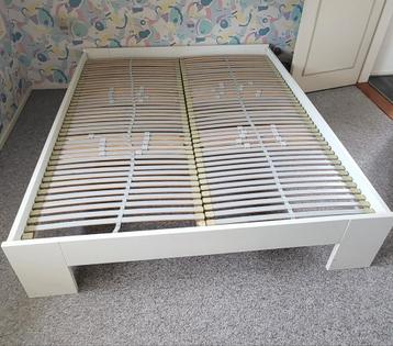 Tweepersoonsbed met lattenbodem FREE