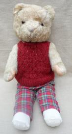 Oude teddybeer met donkerrood setje aan, Verzamelen, Ophalen of Verzenden, Gebruikt, Stoffen beer, Overige merken