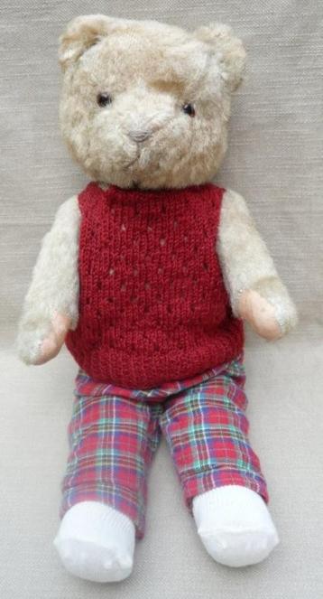 Oude teddybeer met donkerrood setje aan beschikbaar voor biedingen