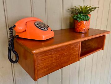 Midcentury zwevend kastje Deens Design teak vintage wandkast beschikbaar voor biedingen
