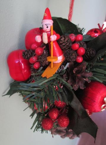 2 Kerst Hangers Rood Dennenappels met Kabouters op Ski's beschikbaar voor biedingen