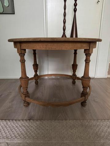 Antieke houten tafel beschikbaar voor biedingen