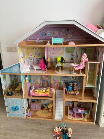 Groot Kidkraft Poppenhuis met Accessoires en Poppen beschikbaar voor biedingen