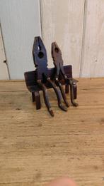 Twee ouwe tangen op een bankje - metal art - upcycling, Huis en Inrichting, Woonaccessoires | Overige, Ophalen of Verzenden, C