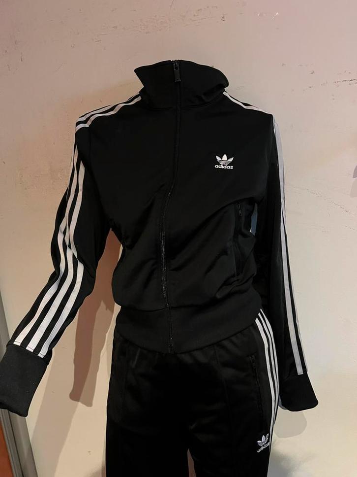 Adidas set maat broek xS jas S ZGAN, Kleding | Dames, Sportkleding, Zo goed als nieuw, Overige typen, Maat 34 (XS) of kleiner