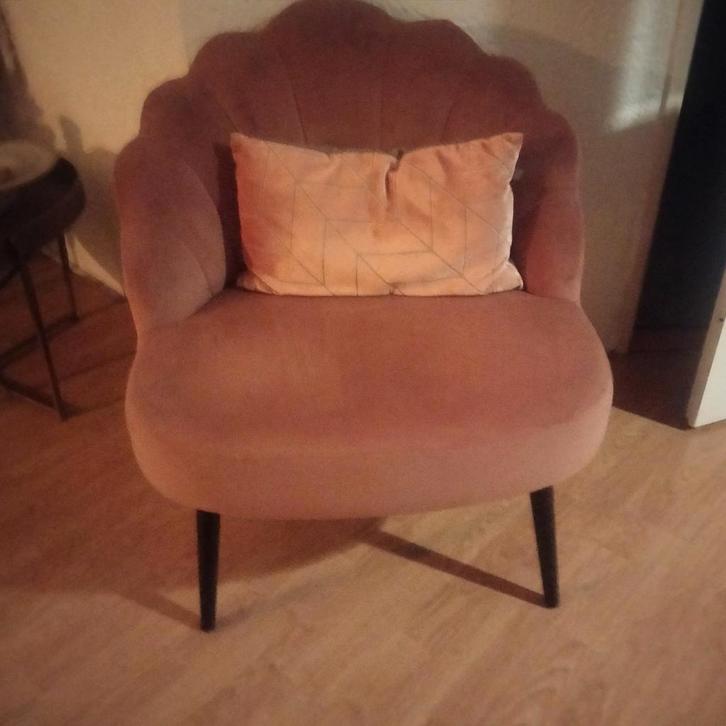 Vintage roze fauteuil in schelpvorm, Huis en Inrichting, Fauteuils, Gebruikt, Hout, Stof, 50 tot 75 cm, Minder dan 75 cm, Ophalen of Verzenden
