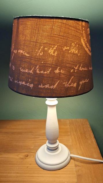Tafellamp met houten voet en leuk kapje met vlinder beschikbaar voor biedingen