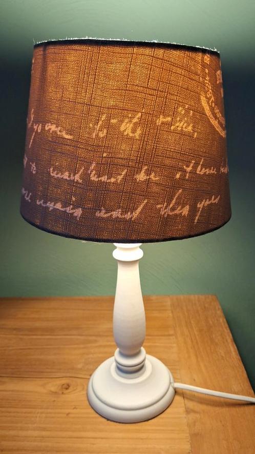 Tafellamp met houten voet en leuk kapje met vlinder, Huis en Inrichting, Lampen | Tafellampen, Zo goed als nieuw, Minder dan 50 cm