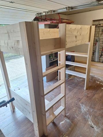 Hoogslaper met zitje van terug gedroogd hout  beschikbaar voor biedingen