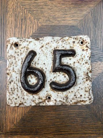 Vintage keramiek huisnummer 65 beschikbaar voor biedingen
