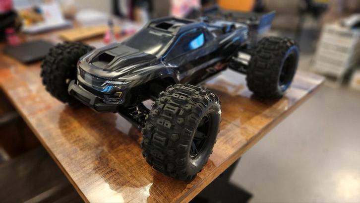 Traxxas XRT 1/5 Z.G.A.N. Met upgrades, Hobby en Vrije tijd, Modelbouw | Radiografisch | Auto's, Zo goed als nieuw, Auto offroad