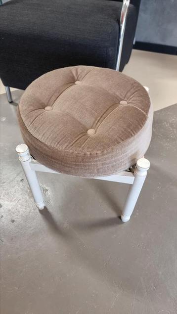 Vintage Krukje - Opknapper!

Leuk vintage krukje,  beschikbaar voor biedingen