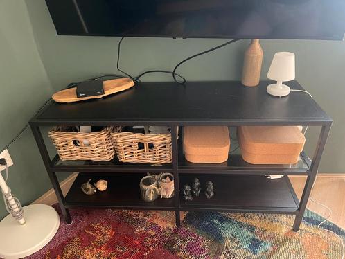 Zwart/bruin IKEA tv-meubel – met glasplank, strak design, Huis en Inrichting, Tafels | Sidetables, Zo goed als nieuw, 25 tot 50 cm
