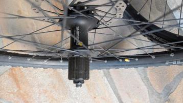 Shimano ATB voor en achterwiel incl banden  beschikbaar voor biedingen