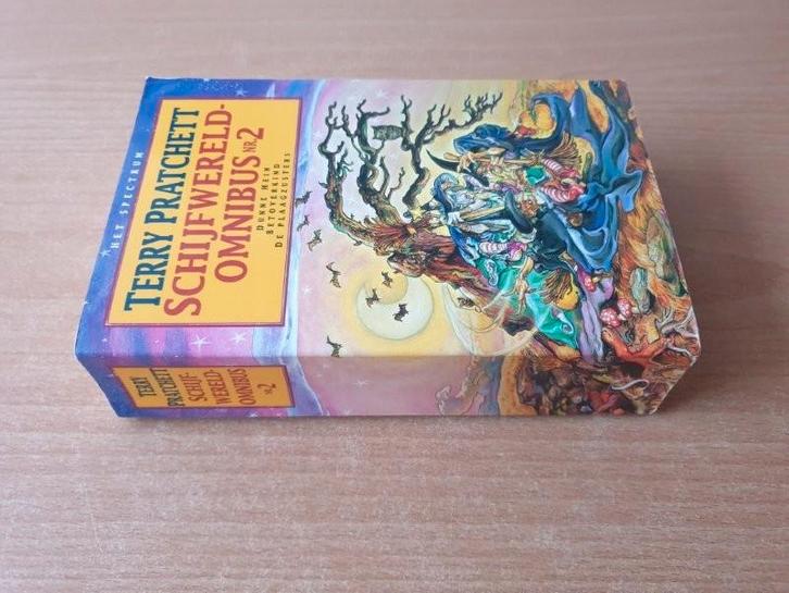 Terry Pratchett - SChijfwereld omnibus 2, Boeken, Fantasy, Gelezen, Ophalen of Verzenden