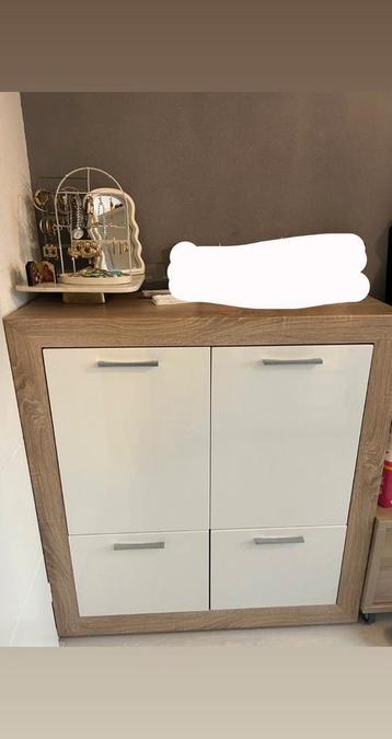 Een compacte opbergkast met een houtlook beschikbaar voor biedingen