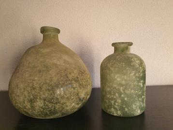 Mooie groene glazen vazen/objecten. Set van 2 beschikbaar voor biedingen