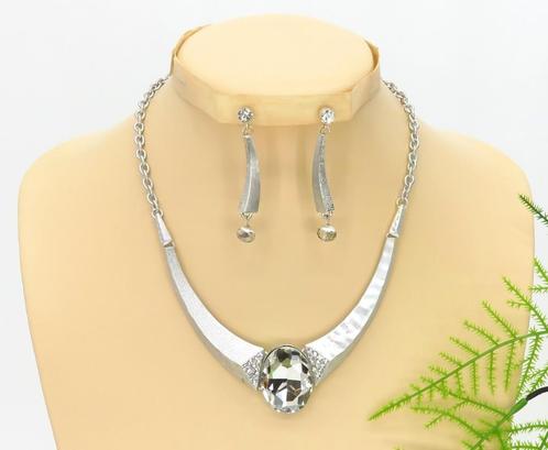 Zilveren halsketting met bijpassende strass hang oorbellen., Sieraden, Tassen en Uiterlijk, Kettingen, Nieuw, Overige materialen