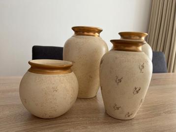 Set van 4 vazen in prima staat beschikbaar voor biedingen