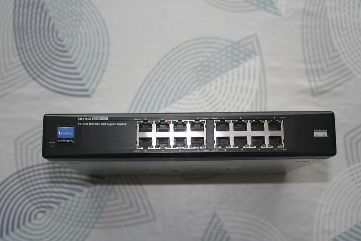Linksys (Cisco) SR2016 Switch, Computers en Software, Netwerk switches, Gebruikt, Ophalen of Verzenden