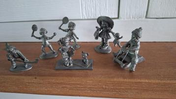 Tinnen Beeldjes spelende kinderen beschikbaar voor biedingen