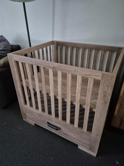 Kidsmill Brent box met lade oldwood als nieuw voor baby kind, Kinderen en Baby's, Boxen, Zo goed als nieuw, In hoogte verstelbaar