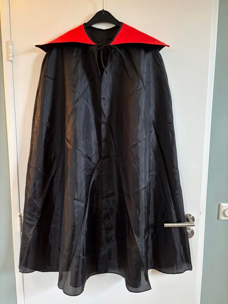 Cape dracula Carnaval zwart met rode kraag one size, Maat 38/40 (M), Carnaval, Ophalen of Verzenden, Zo goed als nieuw