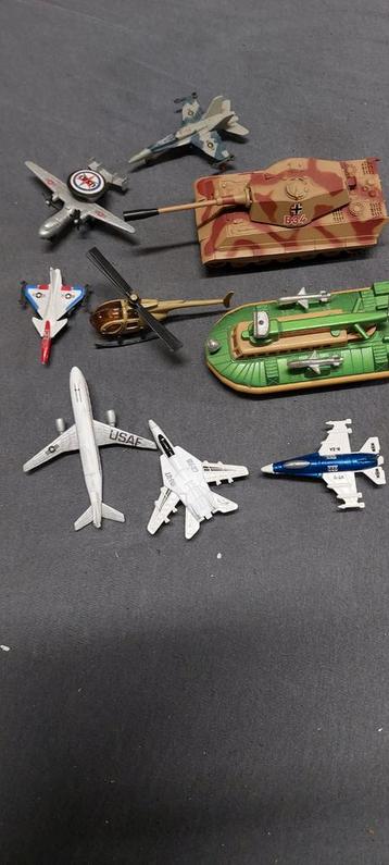 Antieke Metalen Vliegtuigen & Tank beschikbaar voor biedingen