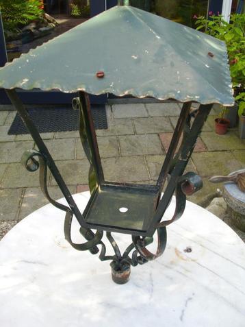 Gesmede buitenlantaarn beschikbaar voor biedingen