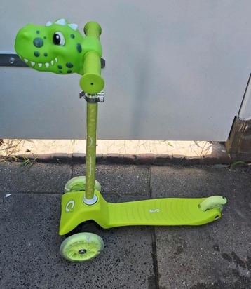 In nieuwstaat Dino step met lichtjes in de wielen, 3 wielen. beschikbaar voor biedingen