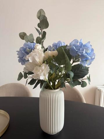 Vaas met Kunstbloemen beschikbaar voor biedingen