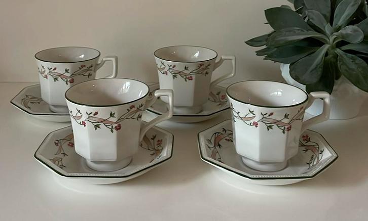 4 Johnson Brothers Eternal Beau kop en schotels, Huis en Inrichting, Keuken | Servies, Zo goed als nieuw, Kop(pen) en/of Schotel(s)