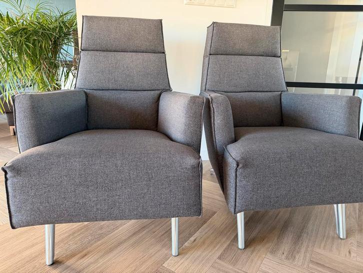 2 Design on stock grijze stoffen fauteuils, in goede staat, Huis en Inrichting, Fauteuils, Gebruikt, Stof, 50 tot 75 cm, Minder dan 75 cm
