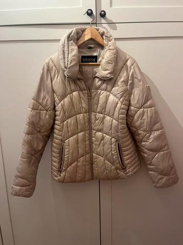 Guess korte winterjas  beschikbaar voor biedingen