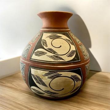 Vaas in terracotta tribale stijl. beschikbaar voor biedingen