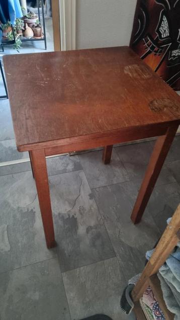 Leuke kleine oude tafel beschikbaar voor biedingen