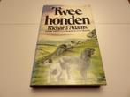 Twee honden door Richard Adams, Ophalen of Verzenden, Zo goed als nieuw, Europa overig