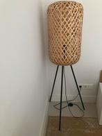Rotan staande lamp driepoot, Huis en Inrichting, Lampen | Vloerlampen, Ophalen, Zo goed als nieuw, 150 tot 200 cm