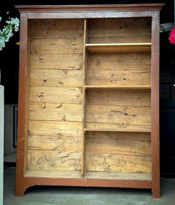 Oude brocante vakkenkast beschikbaar voor biedingen