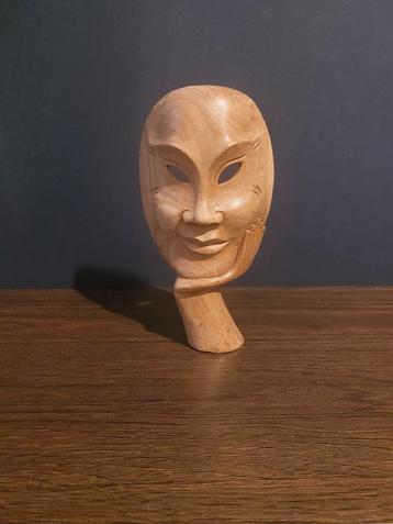 Staand masker van hout beschikbaar voor biedingen
