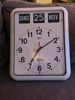 Duidelijke klok met dag, datum - Ideaal voor ouderen, Huis en Inrichting, Woonaccessoires | Klokken, Ophalen, Zo goed als nieuw