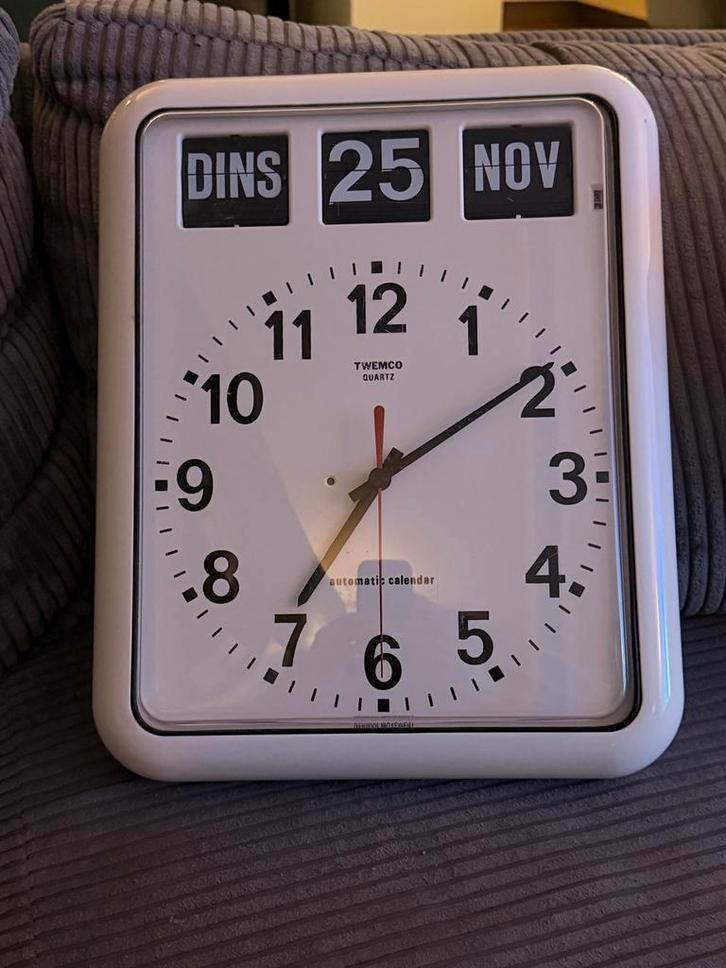 Duidelijke klok met dag, datum - Ideaal voor ouderen, Huis en Inrichting, Woonaccessoires | Klokken, Zo goed als nieuw, Wandklok